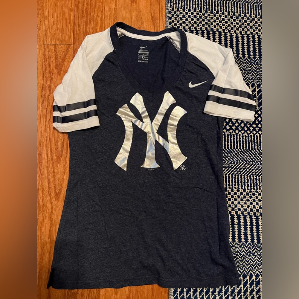 Women’s Medium Nike Yankee Shirt